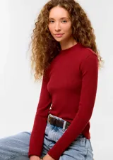 Blusa de manga larga y cuello alto, confeccionada en tejido acanalado de color rojo.