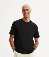 Remera básica de hombre con corte comfort, cuello redondo y manga corta. Confeccionada en tejido de media malla con textura acanalada.