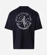 Remera de corte boxy con cuello redondo y manga corta, confeccionada en tejido de algodón y poliéster con acabado suave. Presenta estampado con lettering en el pecho y un diseño gráfico circular de mayor tamaño en la espalda.