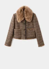 Chaqueta de tweed en tonos marrones con diseño recto, cuello camisero y cuello de pelo sintético extraíble. Presenta cierre frontal con botones, dos bolsillos de parche delanteros y terminaciones deshilachadas.