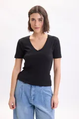 Remera manga corta negra con escote en V y calce al cuerpo.