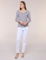 Buzo tejido fino y suave de marca Elie Tahari, color gris, con escote redondo pronunciado, mangas largas y silueta semi entallada.
