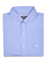 Camisa de manga larga RKF modelo Wf Pb, color celeste con sutil patrón de cuadros. Cuenta con cuello americano abotonado, cierre frontal con botones blancos y un bolsillo en el pecho con el logo de la marca bordado en blanco.