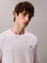 Remera de manga larga Calvin Klein color blanco, con cuello redondo y diseño holgado. Cuenta con el monograma CK bordado en el pecho.