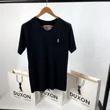 Remera negra de algodón con cuello en V y logo bordado en el pecho.