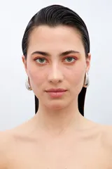 Aros colgantes dorados con forma de gota gruesa.