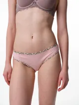Bombacha tipo bikini de tiro medio confeccionada en algodón acanalado blanco, con bordes terminados en ribete con estampado animal print.