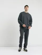 Sweater básico de cuello redondo y manga larga, confeccionado en tejido circular con puños y cuello en tejido canalé.