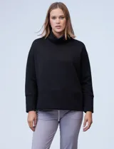 Buzo negro de jersey con cuello alto y tajos laterales.