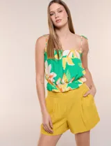 Short de lino con pinzas frontales y cintura trasera elastizada, de tiro medio-alto y corte suelto.