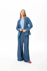 Blazer celeste de jean liviano, con solapas y bolsillos frontales.