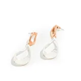 Par de caravanas colgantes con forma irregular, con pieza superior en color oro rosa y pieza inferior en color plateado.