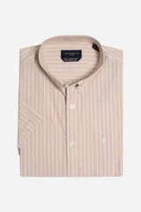 Camisa de manga corta a rayas color beige y blanco, confeccionada en tejido cloqué de algodón. Tiene fit regular, cartera abotonada y logo bordado.