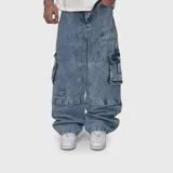 Pantalón cargo de jean con corte ultra baggy, color azul lavado. Presenta múltiples bolsillos laterales con solapa, costuras reforzadas en las rodillas y diseño holgado.