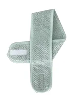 Vincha de toalla color verde agua con cierre de velcro.