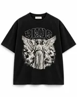 Remera boxy de algodón pesado color negro, con cuello redondo y estampado frontal de un ángel con alas desplegadas bajo las letras "BHDG" rodeado de estrellas.