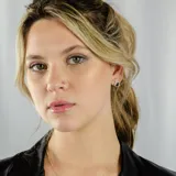 Aros pequeños de plata 950 con forma circular y detalle de piedra rosada.