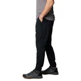 Pantalón largo negro de corte tapered con cintura elástica, bolsillos delanteros, bolsillo de seguridad, entrepierna reforzada y dobladillo elástico. Fabricado con tecnología Omni-Shield resistente al agua y a las manchas.