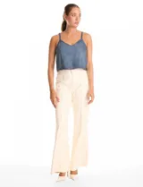 Top corto de denim azul con apliques de strass en toda la superficie. Presenta escote en V, breteles finos y espalda abierta con ajuste mediante lazos.