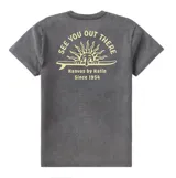 Remera Katin Sunny de color gris oscuro con efecto acid wash, corte clásico, manga corta y cuello redondo. Cuenta con un pequeño estampado frontal en el pecho.