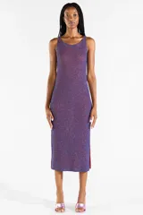 Vestido midi sin mangas de punto con hilo lurex bicolor azul y rojo, de corte ajustado y aberturas laterales en el bajo.
