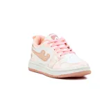 Championes acordonados blancos con detalles en rosa, suela blanca y logo de la marca en el lateral.