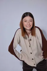 Saco de punto con botones frontales, diseño bicolor con cuerpo en tono beige y mangas en color marrón con detalles de costuras en contraste.