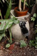 Sandalias marrones con textura tipo reptil, con tiras anchas y ajuste con velcro en el tobillo.