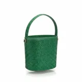 Bolso tipo bucket verde de gamuza, completamente cubierto de cristales strass a tono. Cuenta con asa rígida superior y herrajes metálicos dorados.