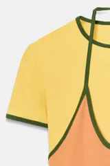 Vestido corto de algodón con diseño de efecto doble, compuesto por una base color naranja y una capa superior tipo remera amarilla con cuello halter y detalles de vivos en color verde.