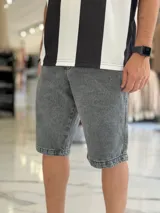 Bermuda de jean de corte baggy y tiro medio, con diseño clásico de cinco bolsillos y lavado claro.