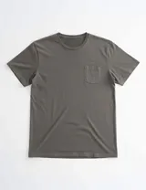 Remera de manga corta con cuello redondo y bolsillo frontal, confeccionada en algodón con efecto lavado.