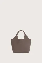 Bolsa tipo satchel de tejido acanalado en color café, con asas integradas y un pequeño neceser extraíble con cierre metálico sujeto a la bolsa principal.