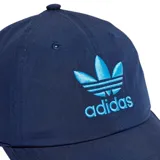 Gorro con visera tipo dad hat de la marca Adidas, modelo Adicolor Archive, en color azul marino con el logo del Trifolio y la inscripción de la marca bordados en color celeste en la parte frontal.