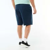 Bermuda chino color azul marino, de corte clásico con cierre frontal de cremallera y botón, además de bolsillos laterales y traseros.