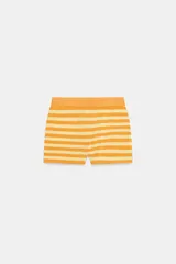 Shorts de tejido de punto con diseño de rayas horizontales en tonos naranja y amarillo, de tiro medio con cintura elástica.