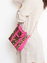 Bolso tipo tote de cuero color beige con detalles dorados en las asas y correa.
