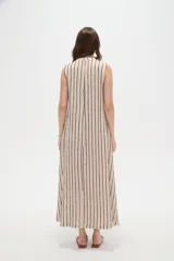 Vestido midi sin mangas de poliéster, color beige con rayas verticales negras, cuello en V y detalle de argolla metálica en el escote.