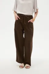Pantalon de jean color natural, de corte baggy con cintura media, bolsillos laterales amplios y ajuste mediante cordón en la cintura.