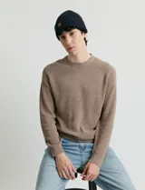 Sweater de punto inglés con escote redondo y mangas largas. Presenta cuello y puños terminados en punto canalé.