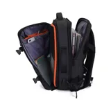 Mochila de viaje expandible color negro, de diseño rectangular y estilo ejecutivo, con bolsillos frontales con cierre, correas de compresión laterales con hebillas, asa superior y lateral reforzada.