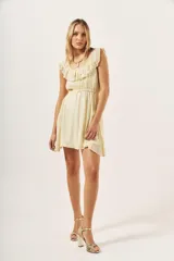 Vestido corto color amarillo claro con textura brillante, escote cuadrado con volados en los hombros y cintura elástica.