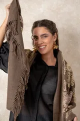 Pashmina marrón de cashmere, con patrones bordados detallados en hilo dorado y beige, y terminación en flecos.