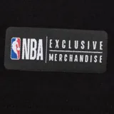 Remera de manga corta de hombre de los Chicago Bulls, de color negro, con cuello en V, panel superior de malla transpirable y escudo del equipo estampado en el pecho.
