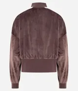 Campera deportiva de plush color celeste, con cierre frontal, cuello alto y franjas laterales blancas en las mangas. Presenta puños y ruedo acanalados.