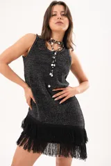 Vestido corto de tejido con hilo combinado con lúrex, de silueta recta y escote redondo, sin mangas, con flecos en el ruedo dispuestos en diagonal.