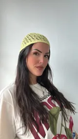 Gorro tipo bandana de crochet color amarillo pastel.