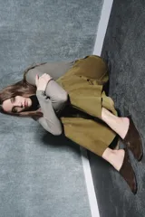 Zapato plano destalonado estilo mule, color marrón, con efecto pelo, punta cuadrada y suela plana.