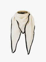 Pañuelo de formato triangular en color crudo, confeccionado en tejido suave con terminaciones de borde festoneado en color negro.