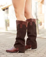 Bota de caña alta marca Austera confeccionada artesanalmente en cuero y gamuza color chocolate. Presenta un diseño versátil tipo polaina desmontable sobre bota corta de cuero liso.